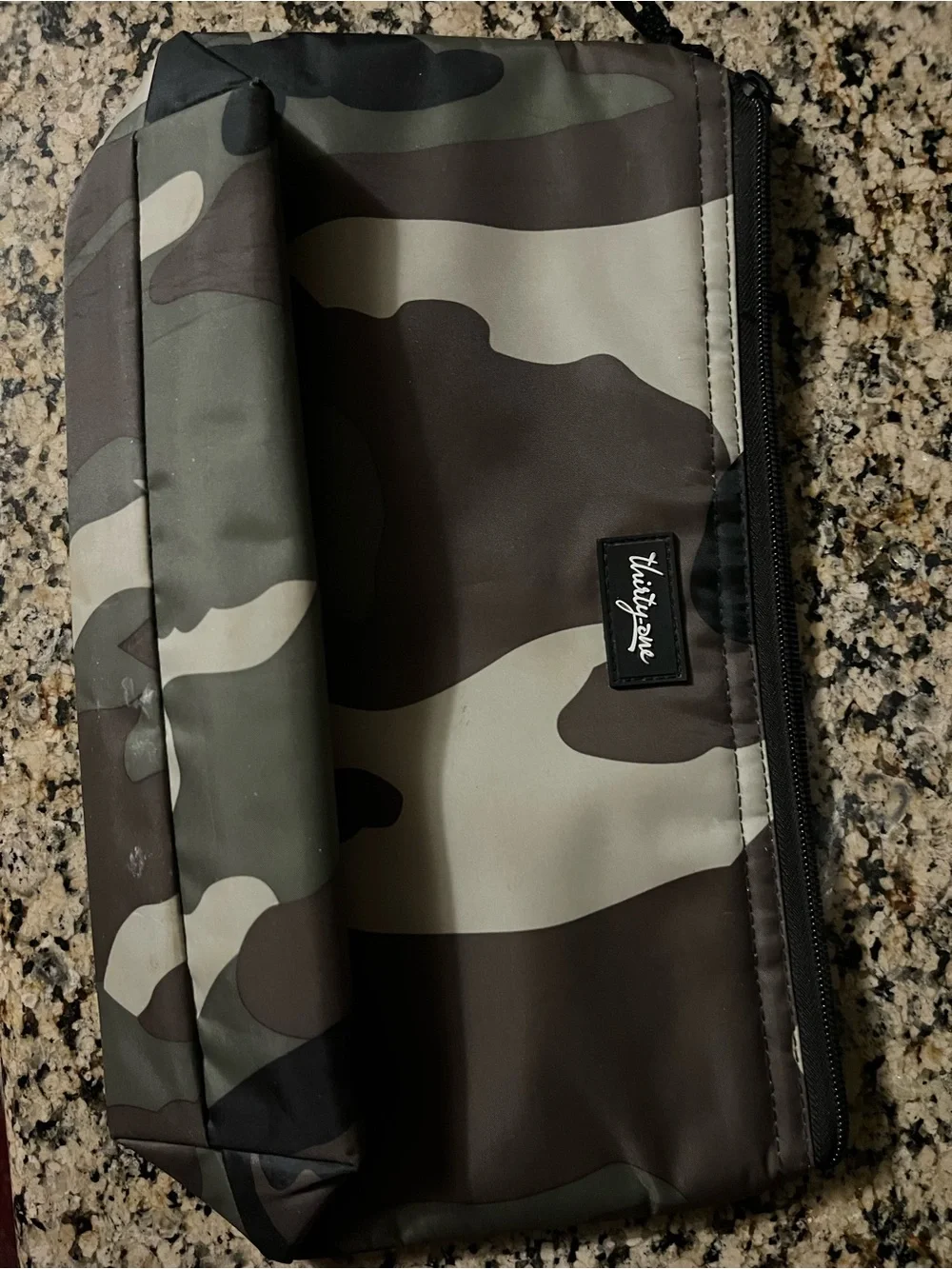 thirty-one Camo insulated medium tote pouch